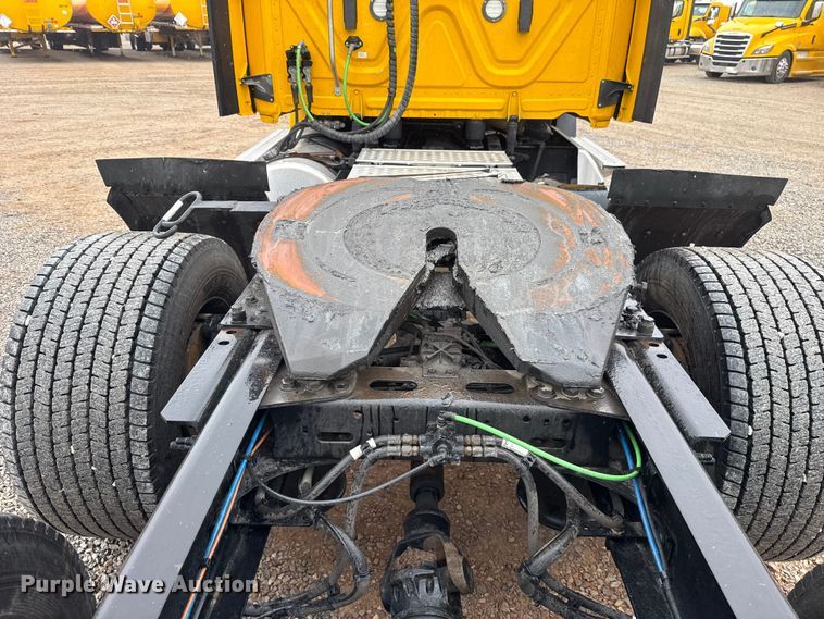 image for item ES5948 2021 Freightliner Cascadia 126 semi truck