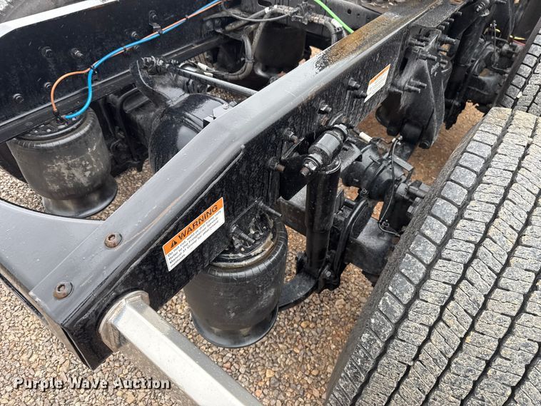 image for item ES5948 2021 Freightliner Cascadia 126 semi truck