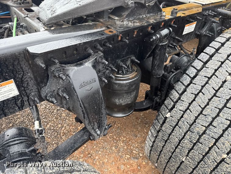 image for item ES5948 2021 Freightliner Cascadia 126 semi truck