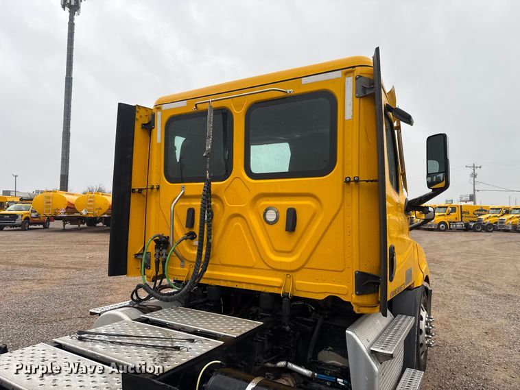 image for item ES5948 2021 Freightliner Cascadia 126 semi truck