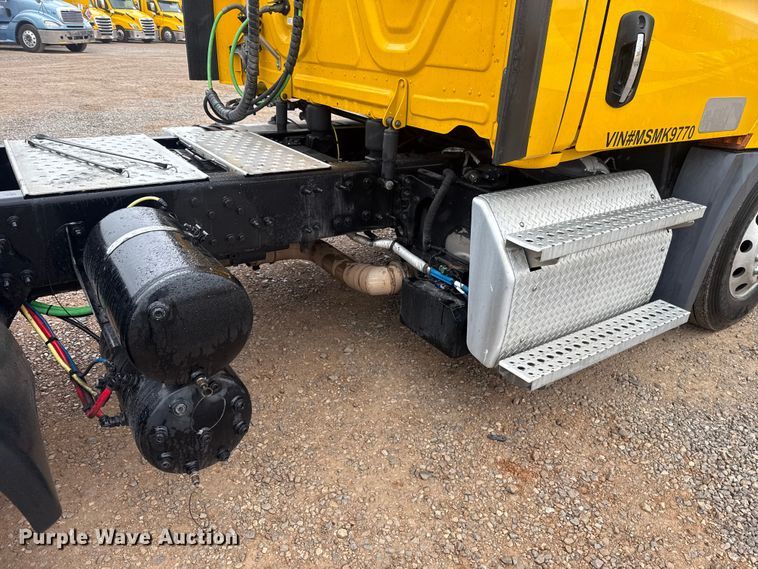 image for item ES5948 2021 Freightliner Cascadia 126 semi truck