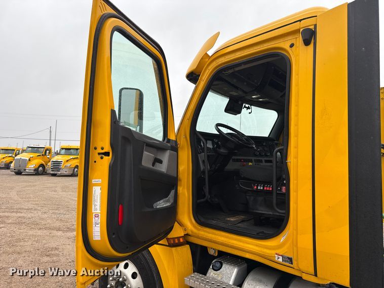 image for item ES5948 2021 Freightliner Cascadia 126 semi truck