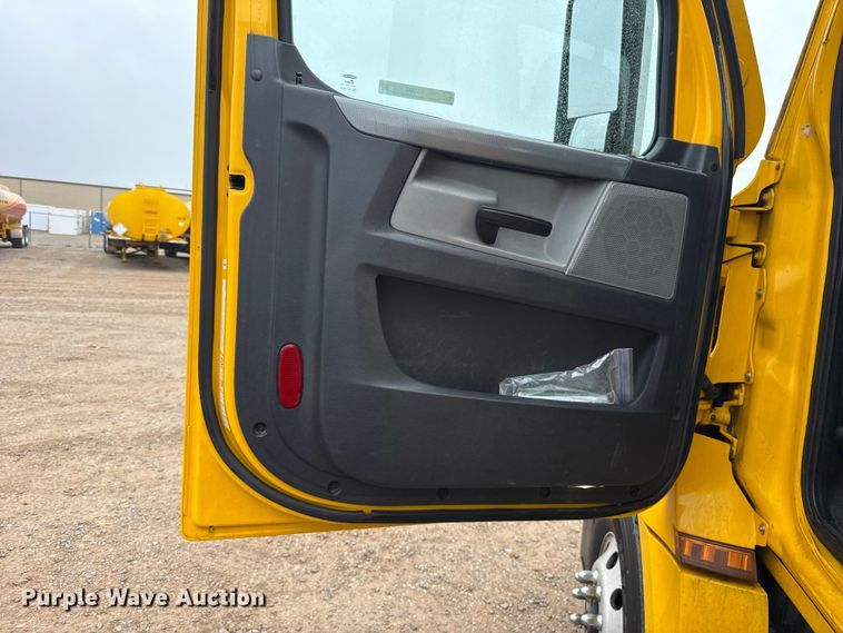 image for item ES5948 2021 Freightliner Cascadia 126 semi truck