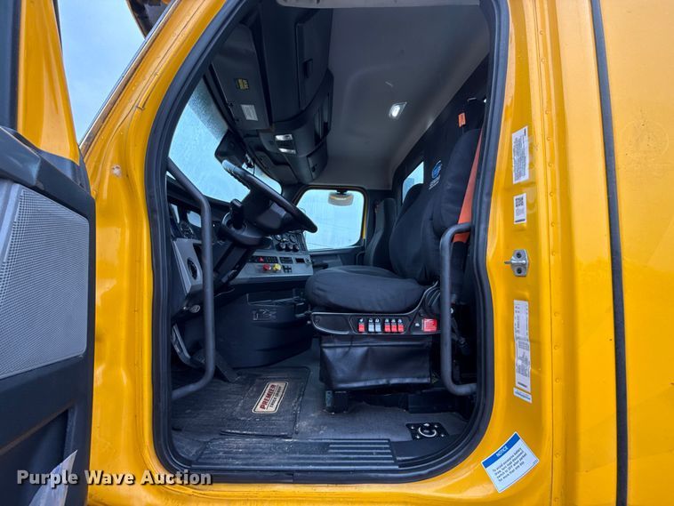 image for item ES5948 2021 Freightliner Cascadia 126 semi truck