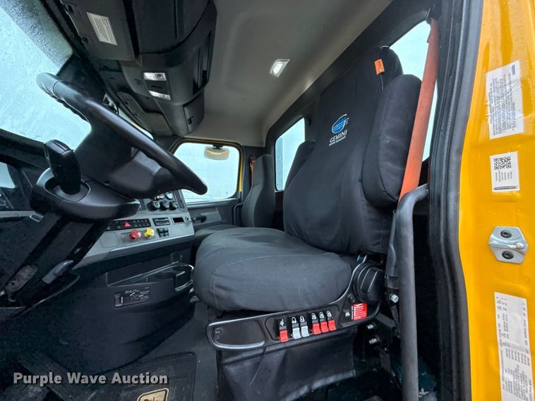 image for item ES5948 2021 Freightliner Cascadia 126 semi truck