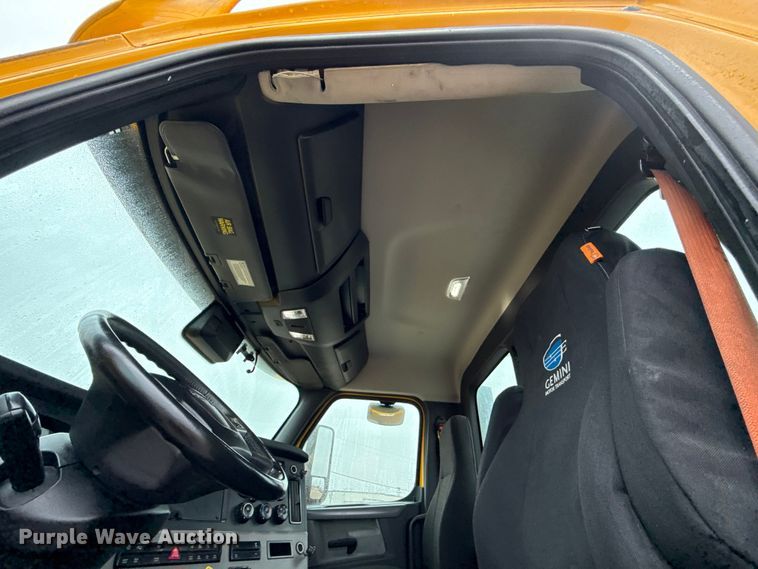 image for item ES5948 2021 Freightliner Cascadia 126 semi truck