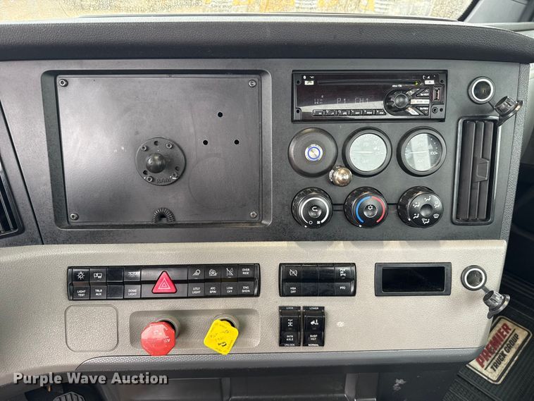 image for item ES5948 2021 Freightliner Cascadia 126 semi truck