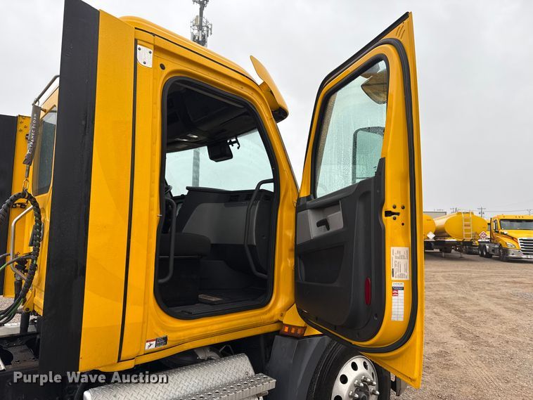 image for item ES5948 2021 Freightliner Cascadia 126 semi truck