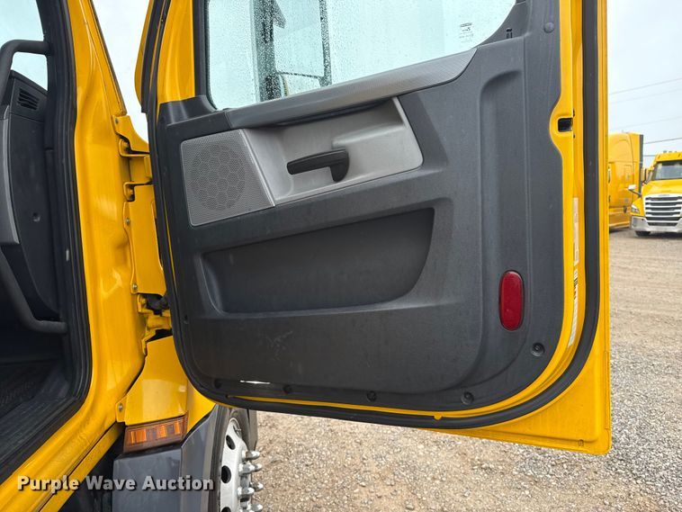 image for item ES5948 2021 Freightliner Cascadia 126 semi truck