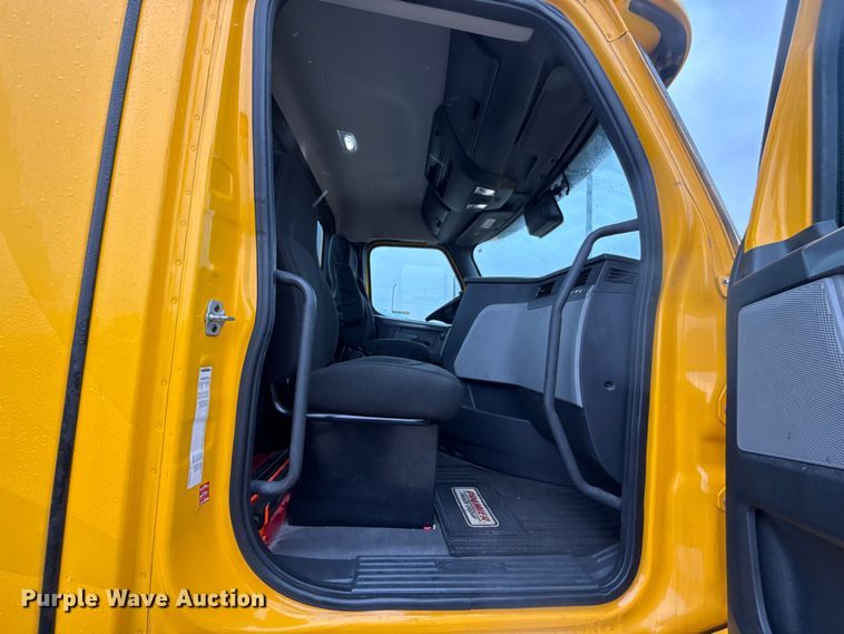 image for item ES5948 2021 Freightliner Cascadia 126 semi truck