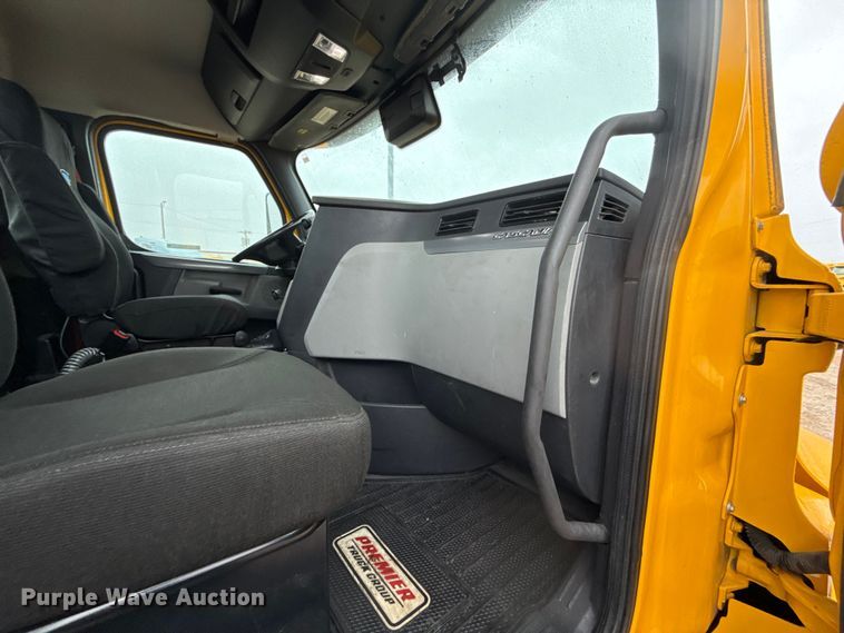 image for item ES5948 2021 Freightliner Cascadia 126 semi truck