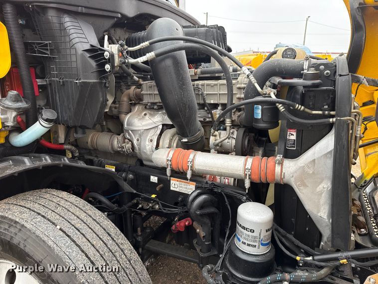 image for item ES5948 2021 Freightliner Cascadia 126 semi truck