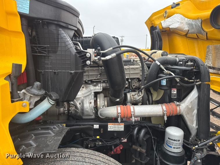 image for item ES5948 2021 Freightliner Cascadia 126 semi truck