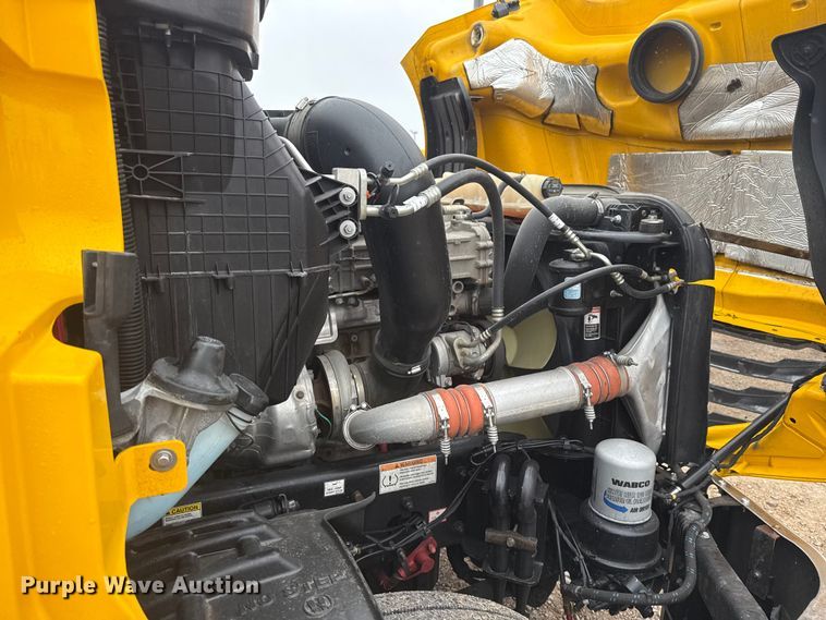 image for item ES5948 2021 Freightliner Cascadia 126 semi truck