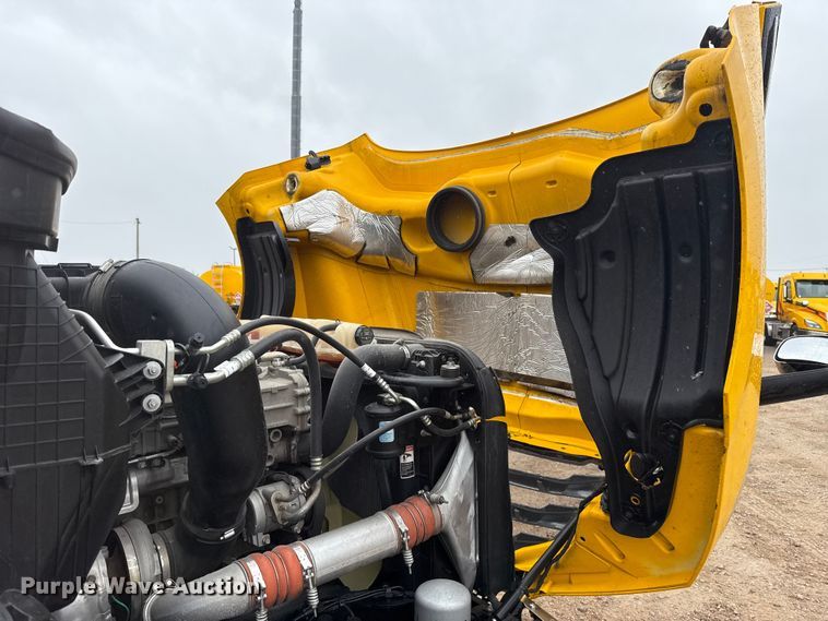 image for item ES5948 2021 Freightliner Cascadia 126 semi truck