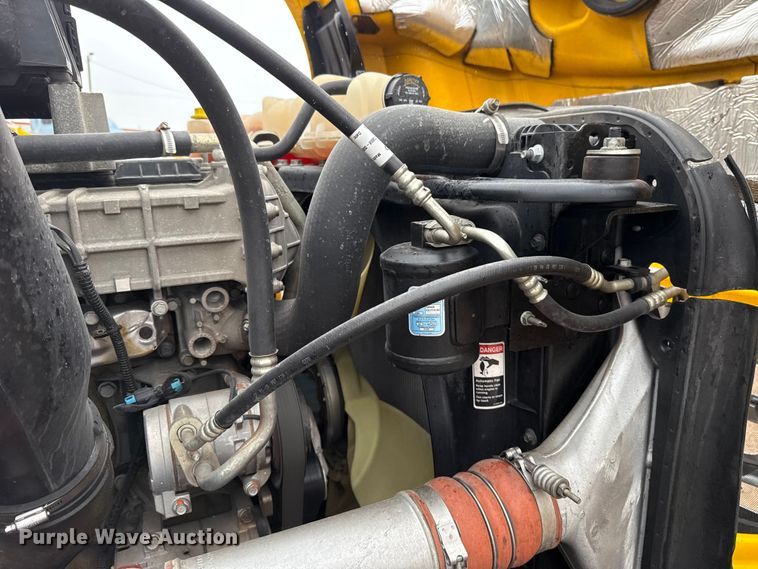 image for item ES5948 2021 Freightliner Cascadia 126 semi truck