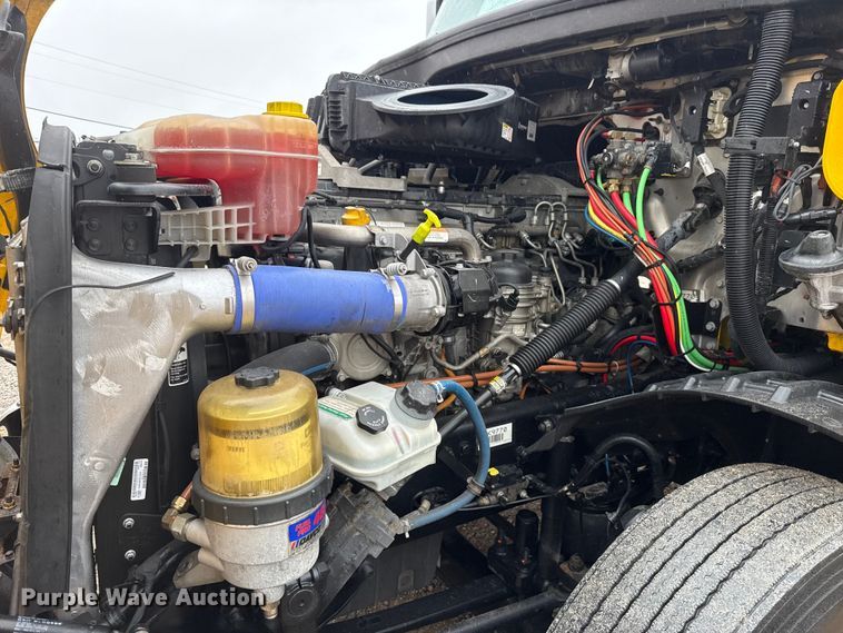 image for item ES5948 2021 Freightliner Cascadia 126 semi truck