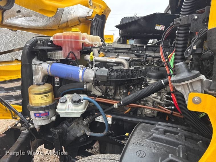 image for item ES5948 2021 Freightliner Cascadia 126 semi truck