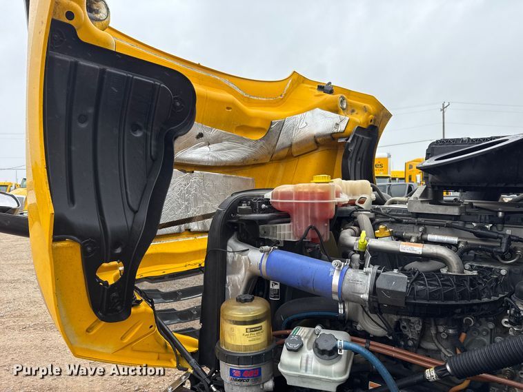 image for item ES5948 2021 Freightliner Cascadia 126 semi truck