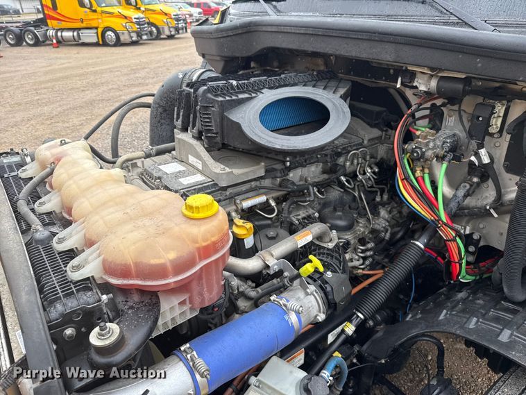 image for item ES5948 2021 Freightliner Cascadia 126 semi truck