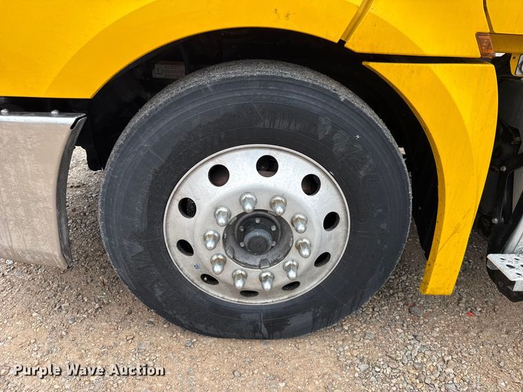 image for item ES5948 2021 Freightliner Cascadia 126 semi truck