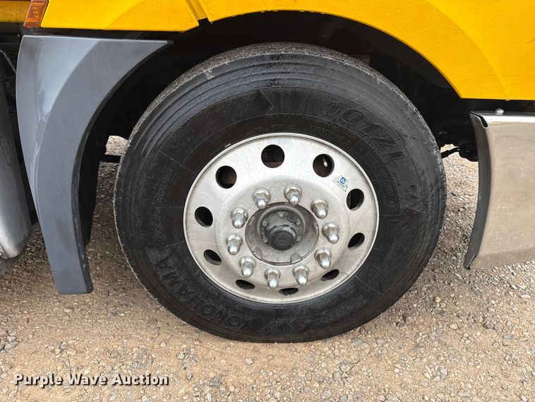 image for item ES5948 2021 Freightliner Cascadia 126 semi truck