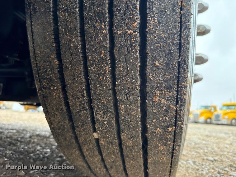 image for item ES5948 2021 Freightliner Cascadia 126 semi truck