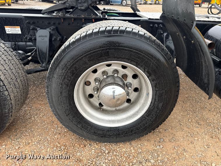 image for item ES5948 2021 Freightliner Cascadia 126 semi truck