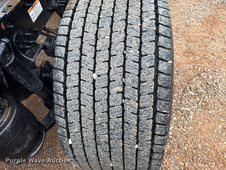 image for item ES5948 2021 Freightliner Cascadia 126 semi truck