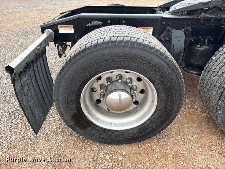 image for item ES5948 2021 Freightliner Cascadia 126 semi truck