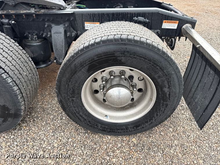 image for item ES5948 2021 Freightliner Cascadia 126 semi truck