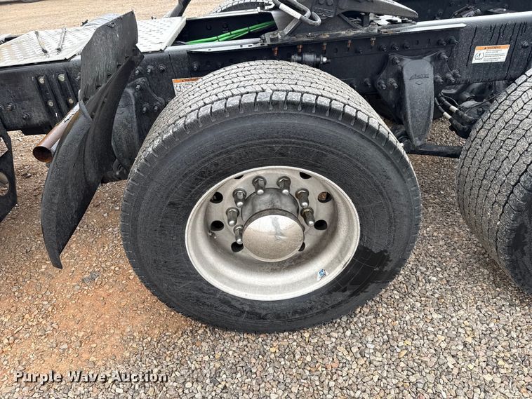 image for item ES5948 2021 Freightliner Cascadia 126 semi truck