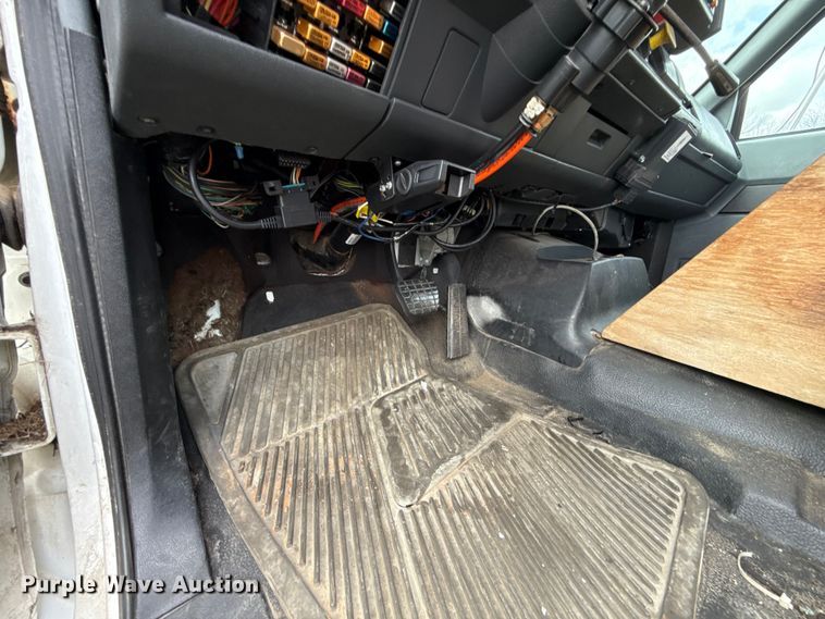 image for item ES5966 2000 GMC C7500 flatbed truck