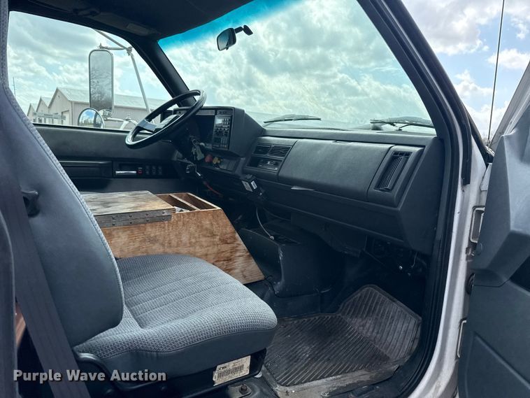 image for item ES5966 2000 GMC C7500 flatbed truck