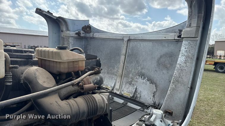 image for item ES5966 2000 GMC C7500 flatbed truck