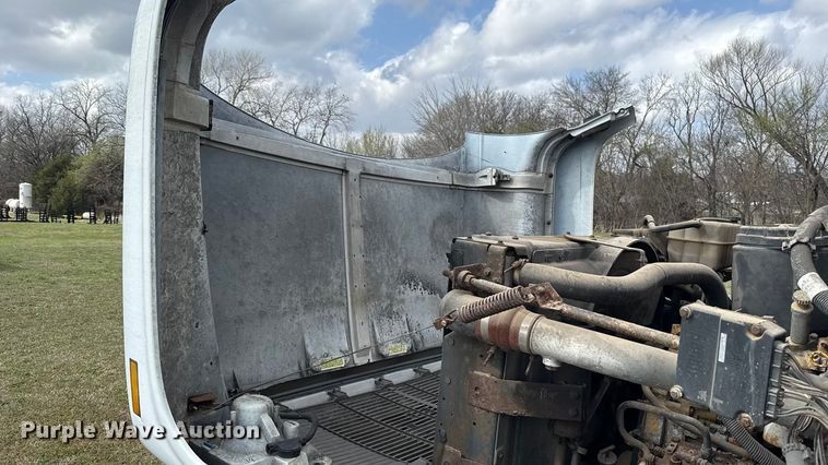 image for item ES5966 2000 GMC C7500 flatbed truck