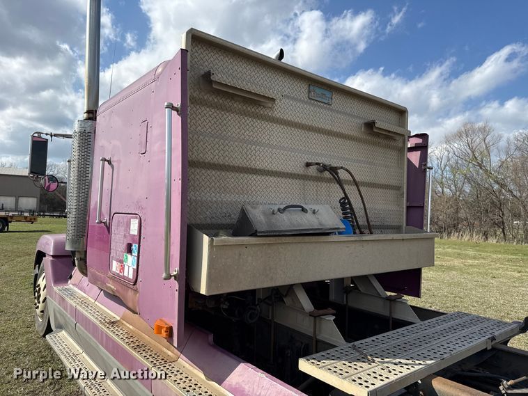 image for item ES5967 1996 Freightliner FLD120 semi truck