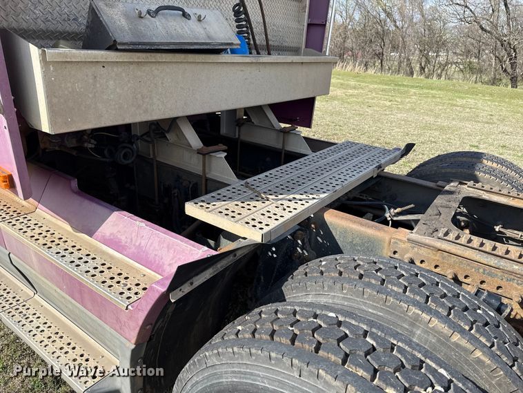 image for item ES5967 1996 Freightliner FLD120 semi truck