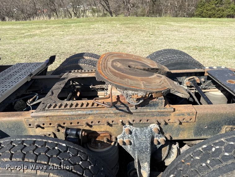 image for item ES5967 1996 Freightliner FLD120 semi truck