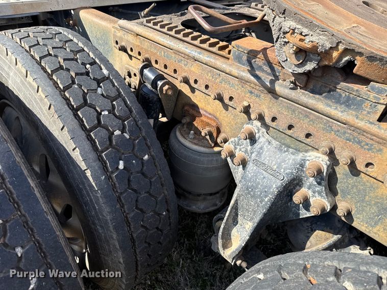 image for item ES5967 1996 Freightliner FLD120 semi truck