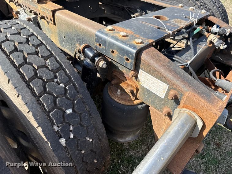 image for item ES5967 1996 Freightliner FLD120 semi truck