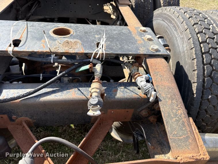 image for item ES5967 1996 Freightliner FLD120 semi truck