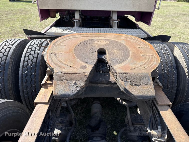 image for item ES5967 1996 Freightliner FLD120 semi truck