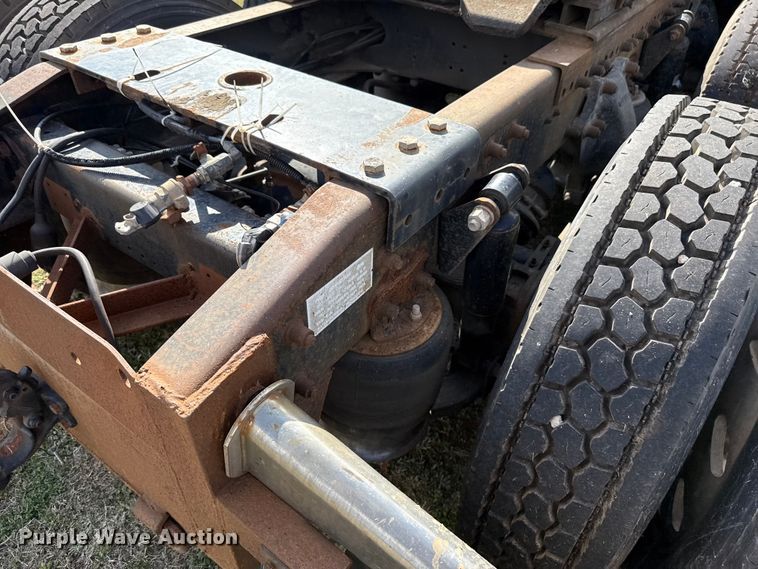 image for item ES5967 1996 Freightliner FLD120 semi truck