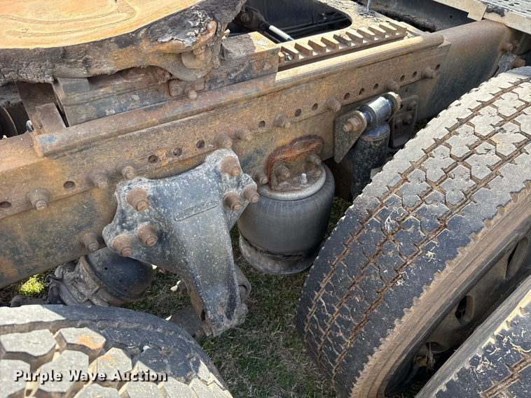 image for item ES5967 1996 Freightliner FLD120 semi truck