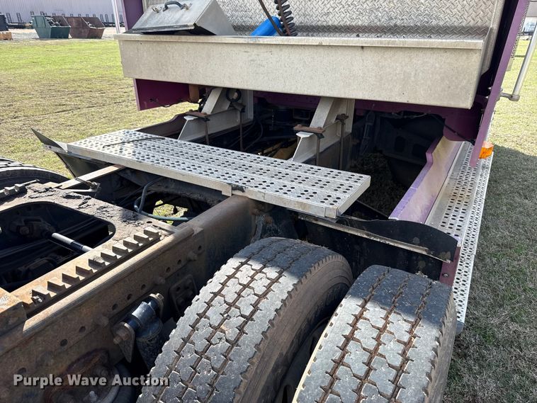 image for item ES5967 1996 Freightliner FLD120 semi truck