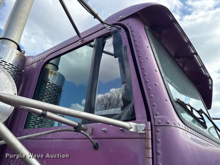 image for item ES5967 1996 Freightliner FLD120 semi truck