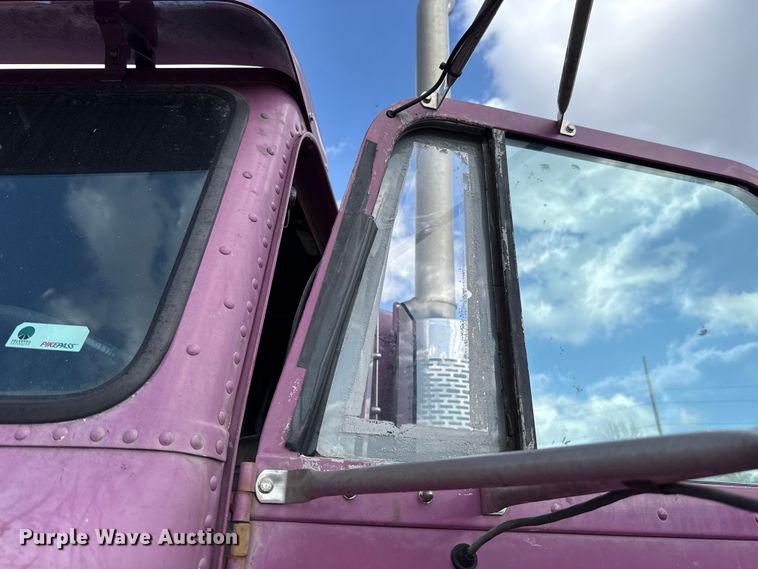 image for item ES5967 1996 Freightliner FLD120 semi truck