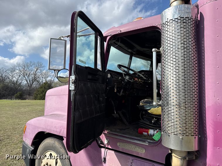 image for item ES5967 1996 Freightliner FLD120 semi truck