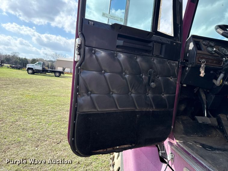 image for item ES5967 1996 Freightliner FLD120 semi truck